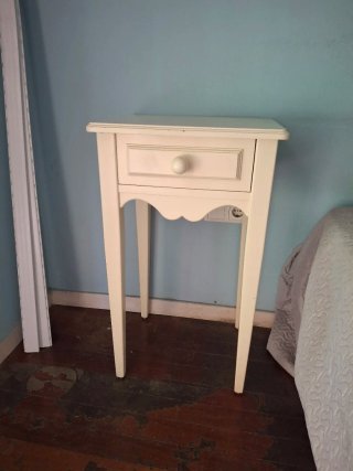 Cómoda beige con cajón