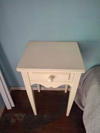 Cómoda beige con cajón