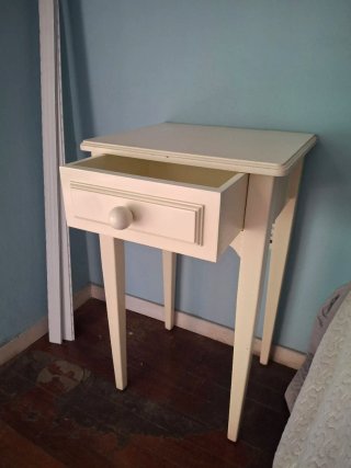 Cómoda beige con cajón