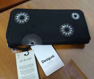 Monedero Desigual negro con detalles plateados