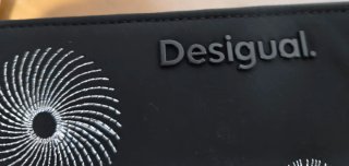 Monedero Desigual negro con detalles plateados