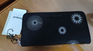 Monedero Desigual negro con detalles plateados