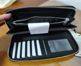 Monedero Desigual negro con detalles plateados