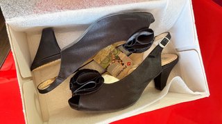 Zapatos de fiesta Pie Santo T38 raso negro.