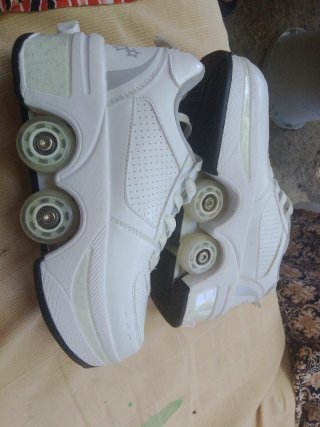 Zapatos con ruedas blancos