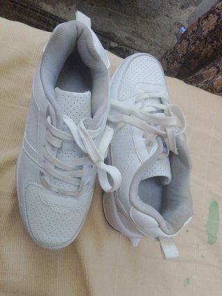 Zapatos con ruedas blancos