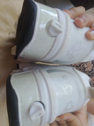 Zapatos con ruedas blancos