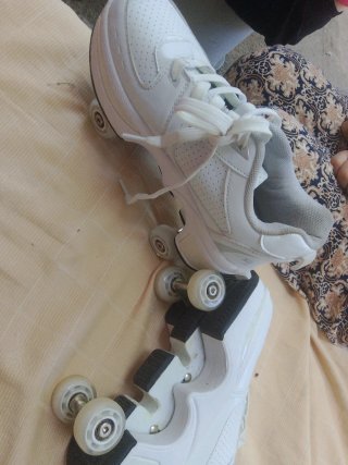 Zapatos con ruedas blancos
