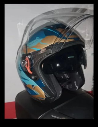Casco de moto SMK azul y dorado