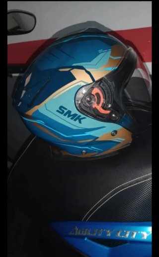 Casco de moto SMK azul y dorado