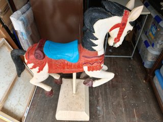 Caballo de madera decorativo