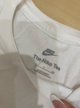 camiseta nike blanca con logotipo en azul