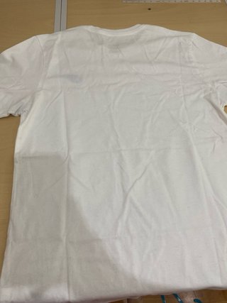 camiseta nike blanca con logotipo en azul