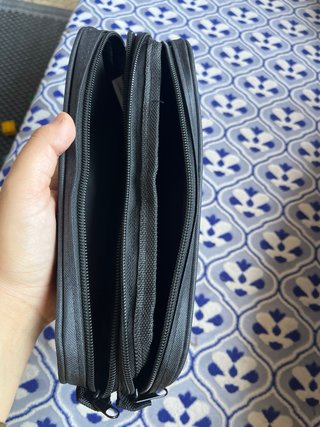 Dos estuches negros con cremallera