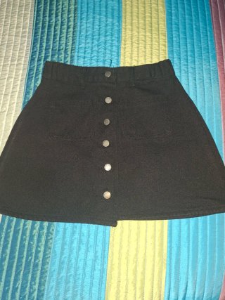 Falda negra botones