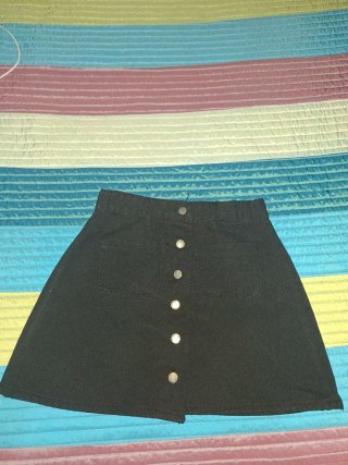 Falda negra botones