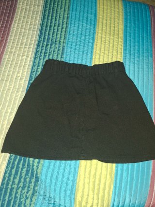 Falda negra botones