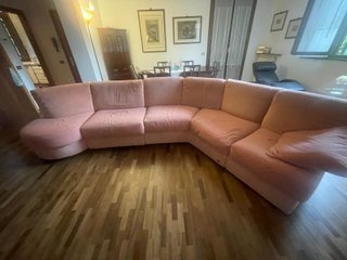 Divano angolare Doimo in alcantara rosa
