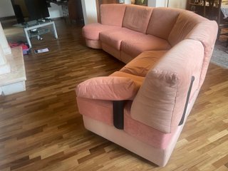 Divano angolare Doimo in alcantara rosa