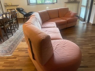 Divano angolare Doimo in alcantara rosa