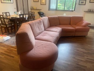Divano angolare Doimo in alcantara rosa