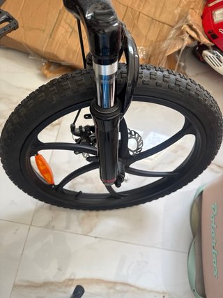 Bicicleta eléctrica azul con pedales