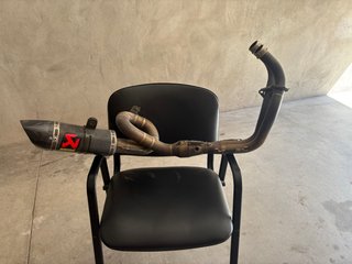 Tubo de escape Akrapovic carbono