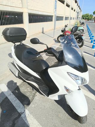 Moto Scooter 200cc Blanca Suzuki Burgman.