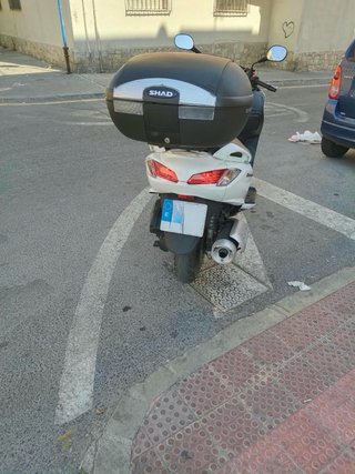 Moto Scooter 200cc Blanca Suzuki Burgman.