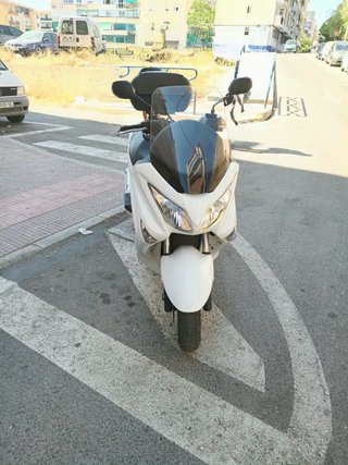 Moto Scooter 200cc Blanca Suzuki Burgman.
