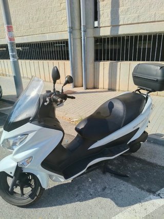 Moto Scooter 200cc Blanca Suzuki Burgman.