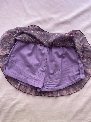 Falda pantalón corta volantes morada estampada