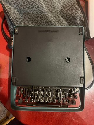 Máquina de escribir Olivetti Lettera 32 funciona