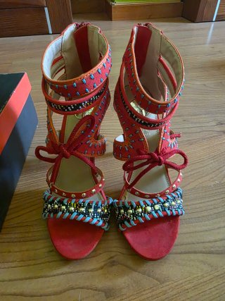 Zapatos de tacón rojos y multicolor