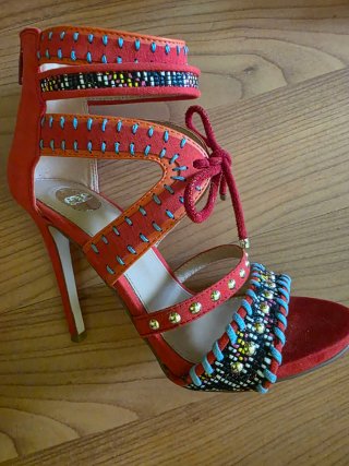 Zapatos de tacón rojos y multicolor