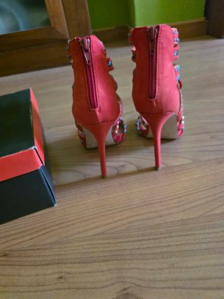 Zapatos de tacón rojos y multicolor