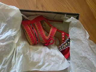 Zapatos de tacón rojos y multicolor