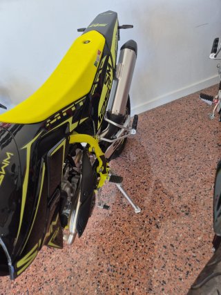 SWM 125 Motard Negra y Amarilla