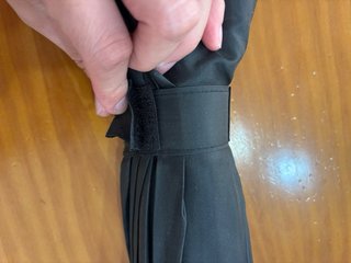 Paraguas negro con mango de madera