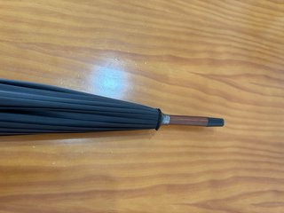 Paraguas negro con mango de madera