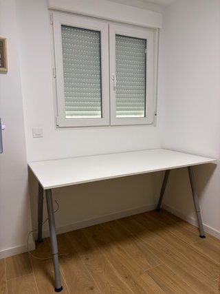 Mesa de escritorio blanca y patas metálicas