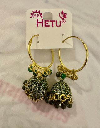 Orecchini indiani HETU dorati con perline verdi