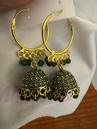 Orecchini indiani HETU dorati con perline verdi
