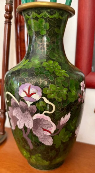 Jarrón verde con flores