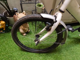 Bicicleta Plegable Blanca con Cesta