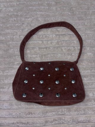 Bolso marrón con tachuelas