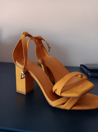 Sandali eleganti gialli
