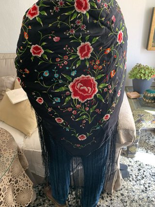 Mantón de Manila bordado negro