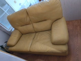 Sofá de piel beige