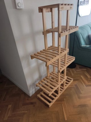 Estantería de pino ideal para plantas.